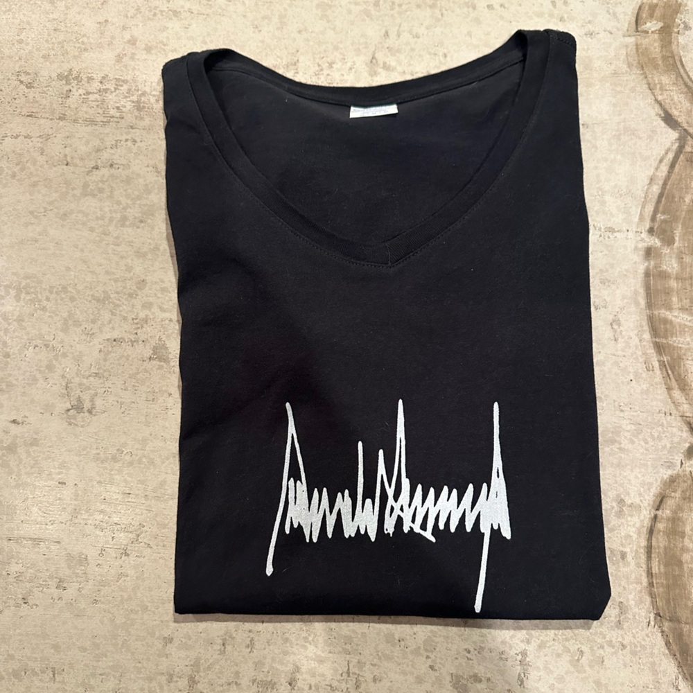 Donald Trump Signature V-neck tee